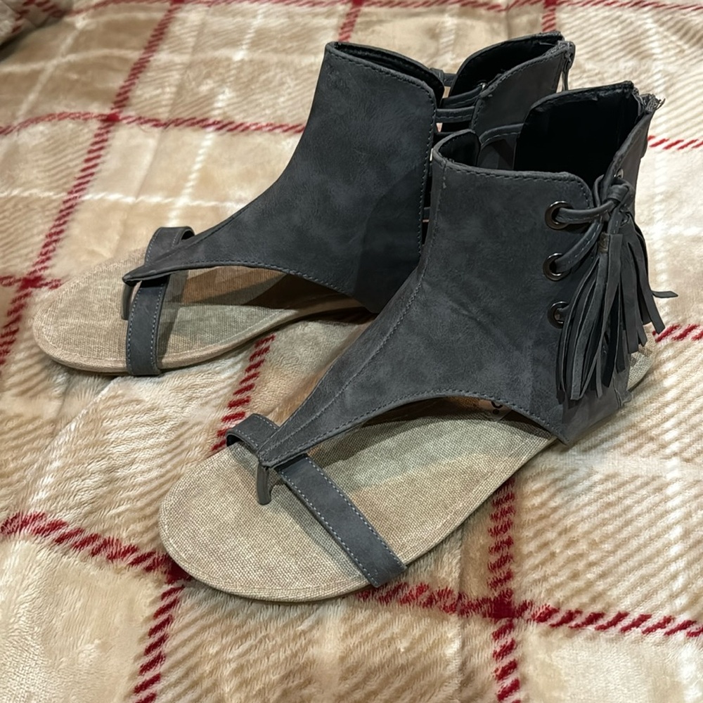 Gray sandals with fringes